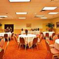 Отель Holiday Inn Express Hotel & Suites - Tampa Stadium Airport