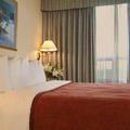 Отель Quality Suites Toronto Airport Hotel